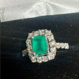 Elegant Silver and Green Emerald Gemstone Ring 💍